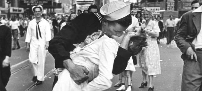 «Έφυγε» στα 92 η νοσοκόμα που φίλησε ο ναύτης στην Times Square όταν μαθεύτηκε η λήξη του Β’ Παγκοσμίου Πολέμου [φωτό]